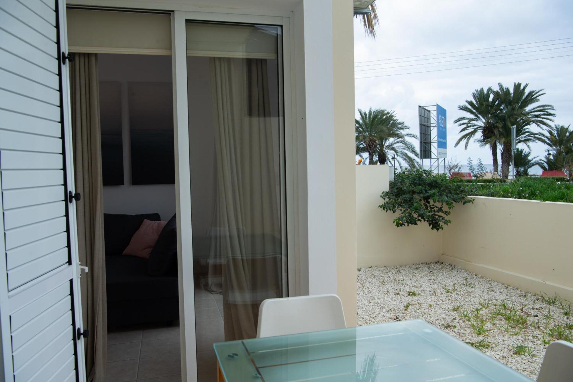 Path Latchi Beachfront Apartments Εξωτερικό φωτογραφία
