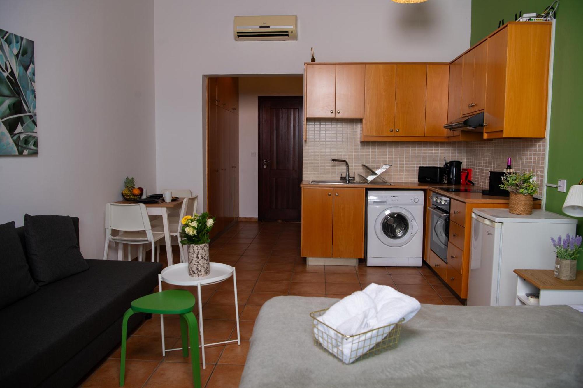 Path Latchi Beachfront Apartments Εξωτερικό φωτογραφία