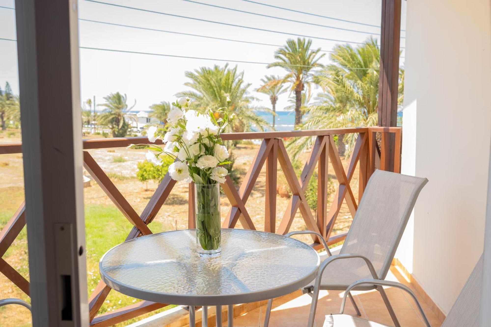 Path Latchi Beachfront Apartments Εξωτερικό φωτογραφία